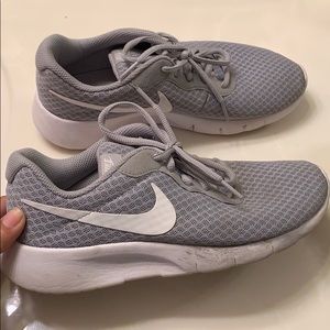 Sz 6Y Nike tanjun shoes in grey